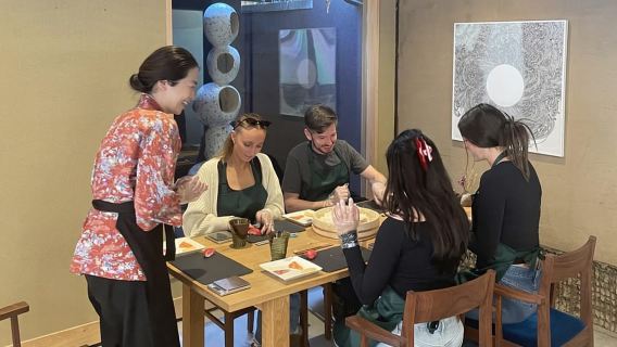 Kyoto: Kleingruppen-Workshop zur authentischen Sushi-Herstellung