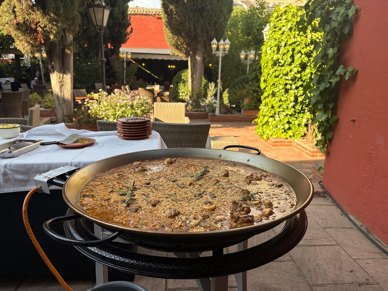 กรานาดา: รับประทานอาหารค่ำพร้อมปาเอยาบนระเบียงใน Albayzín และชมการแสดงฟลาเมงโกสด