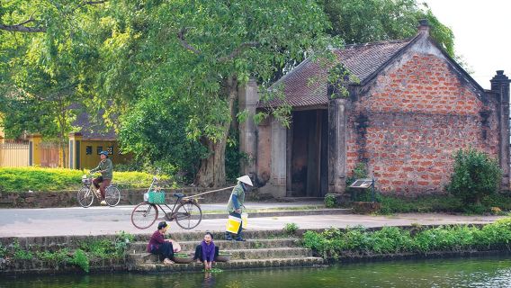 From Hanoi: Private Duong Lam Ancient Village & Countryside Day Tour