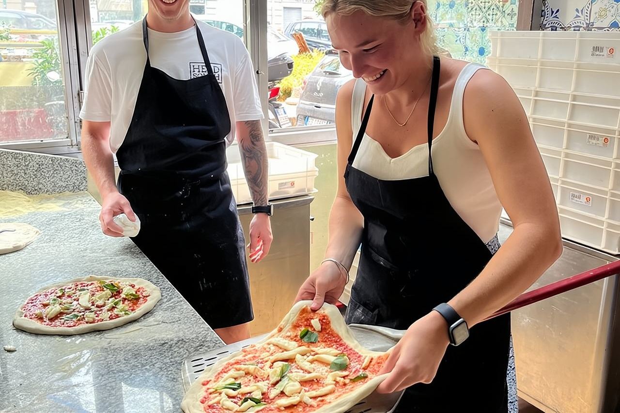 La preparazione della pizza a Napoli: dall'impasto al dessert e al vino in pizzeria