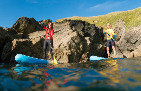 在紐基海岸線附近玩槳板