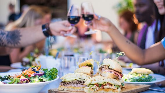 Fuga tra vino e pranzo