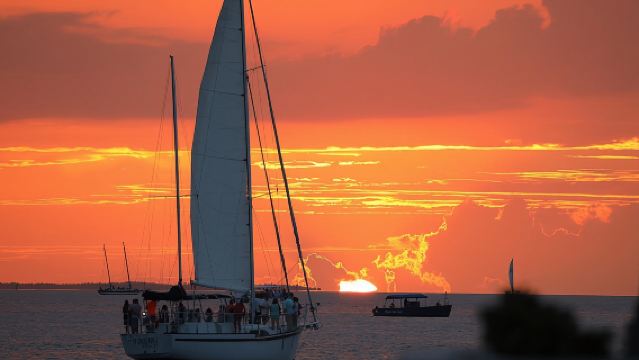 ล่องเรือชมพระอาทิตย์ตกที่คีย์เวสต์ พร้อมเครื่องดื่มรวมอยู่ในราคา