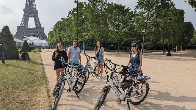 Private Paris E-bike city highlights tour