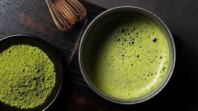 Atelier de préparation de matcha à Osaka avec un assortiment de pâtisseries japonaises authentiques