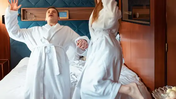 Paris: Seine Yacht Hotel Stay & Paradis Latin Cabaret show