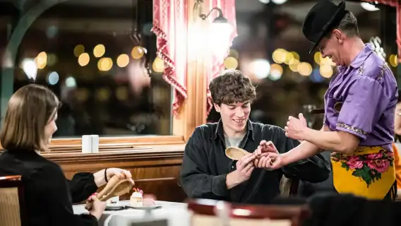 Budapest: Dinner Cruise with Live Music and Folk Dance Show