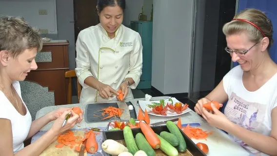 Luxury Tour: Full Day Professional Thai Fruit and Vegetable Carving Class