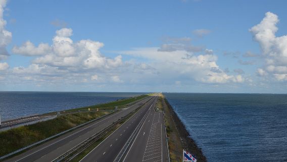 Giethoorn + Afsluitdijk + Wooden Shoe Workshop of Zaanse Schans Day Tour
