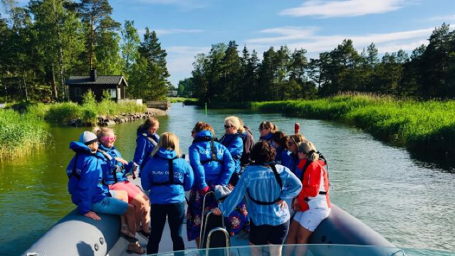 Helsinki: Private RIB Boat Cruise with Snacks and Drinks