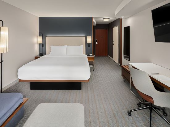 Courtyard by Marriott Seattle Bellevue/Downtown - Tap to explore photos