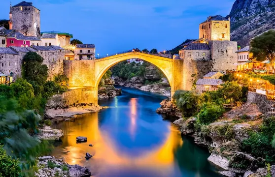 波斯尼亞一日遊:豪華小巴前往莫斯塔爾及克拉維斯瀑布