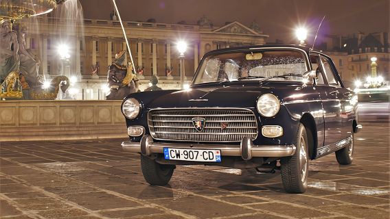 Night guided tour of Paris in a collection car