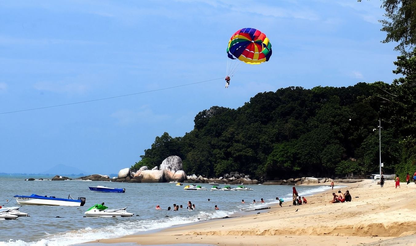 Tour giornaliero alla Terra degli Insetti + Fabbrica di Batik + Museo degli Orsacchiotti Teddy + Spiaggia di Batu Ferringhi + Moschea sull'Acqua