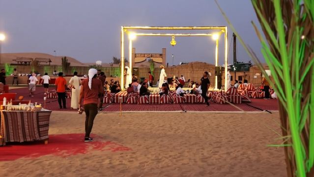 Safari nel Deserto di Dubai con Dune Bashing, Passeggiata in Cammello e Cena BBQ