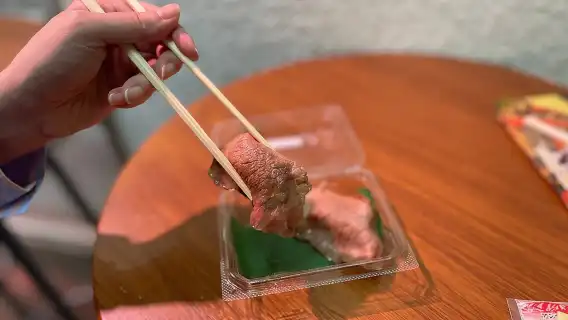 Tokyo: Enjoy a variety of classic Japanese delicacies at Tsukiji Market