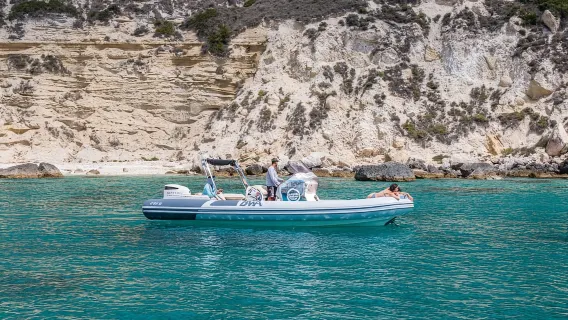 Cagliari: Paseo en Zodiac, 3-4 paradas para nadar, vino y esnórquel