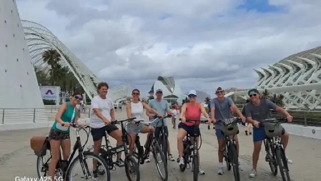 Valencia: City Highlights E-Bike/Bike Tour with Guide