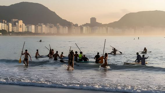 Copacabana: Paddleboarding en grupo al amanecer con instructores. ¡Inolvidable!