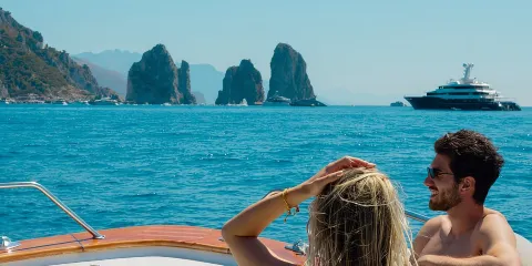 從索倫托出發的卡普里島遊船之旅:游泳、洞穴探險及輕便午餐
