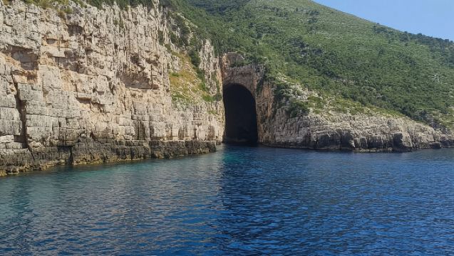 Sazan&Karaburun Cruise–A Daily Tour from Vlorë/Tiranë/Durrës