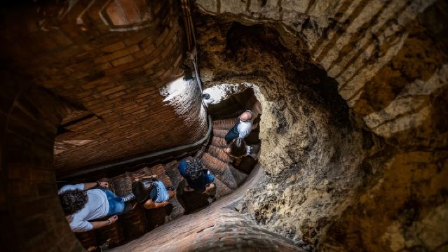 Montepulciano: Historical Cellars Guided Tour & Wine Tasting