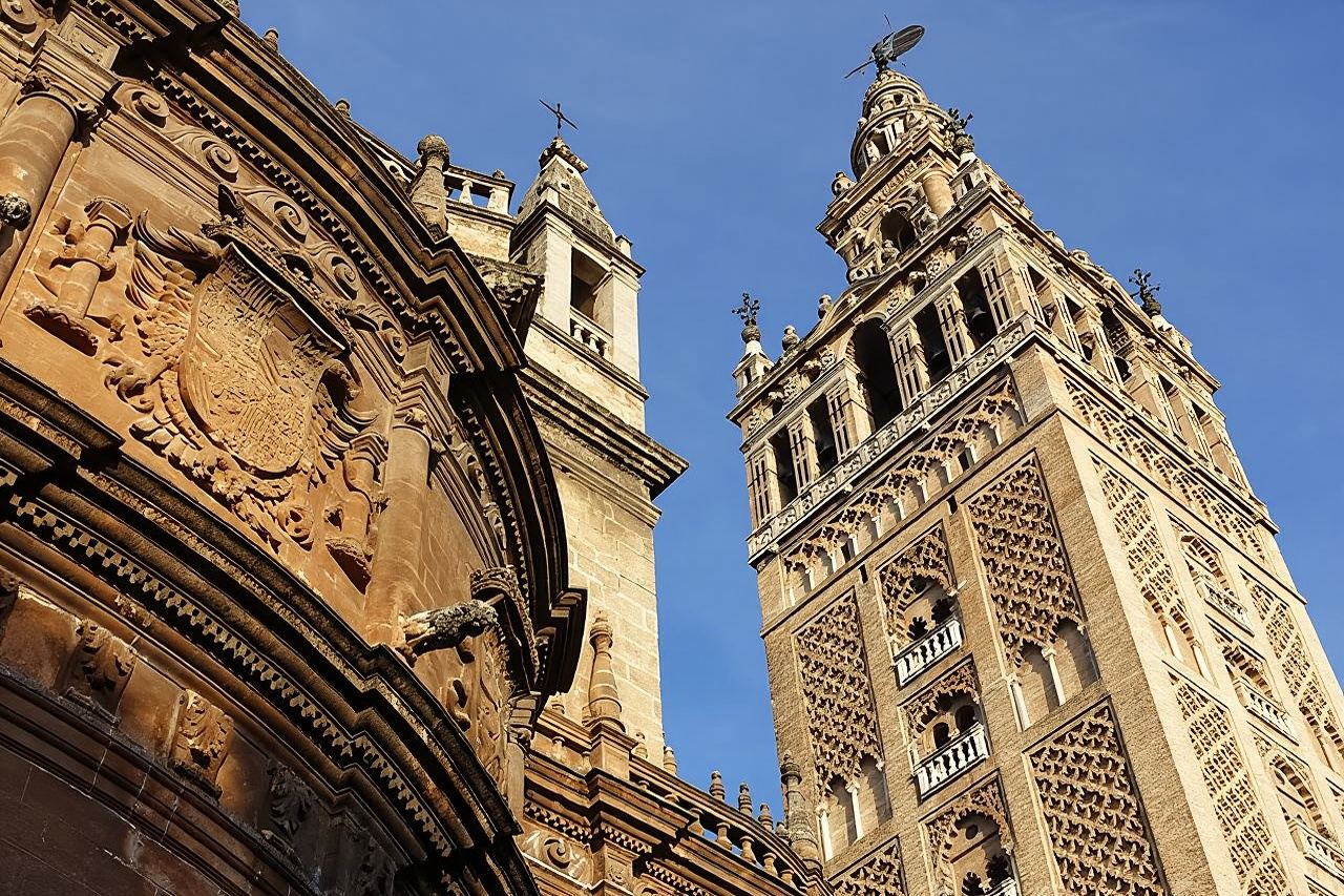 Half-day tour to the Royal Alcázar of Seville and Cathedral|Includes admission ticket reservation|Optional guided tours in Chinese, English, Japanese, and Korean