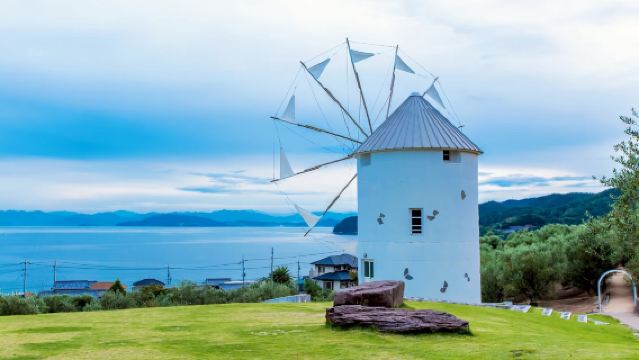 高松市道勝港から出発し、オリーブ公園や二十四の瞳映画村を含む小豆島のグループツアー。