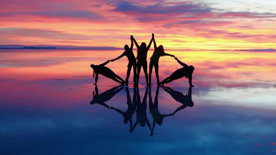 우유니(Uyuni): 우유니 살라르(Salar de Uyuni)로의 전통 여행 + 일몰