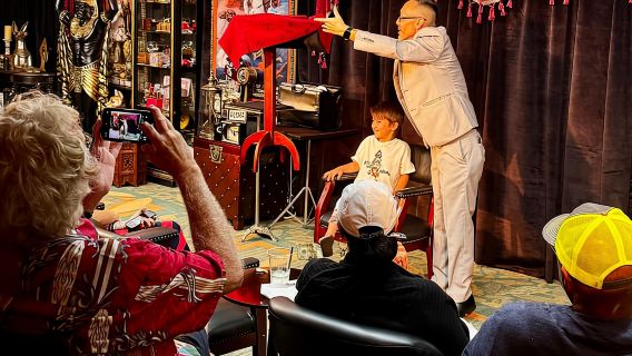 Oahu: spettacolo magico e misterioso dell'Hilton Waikiki Beach Hotel