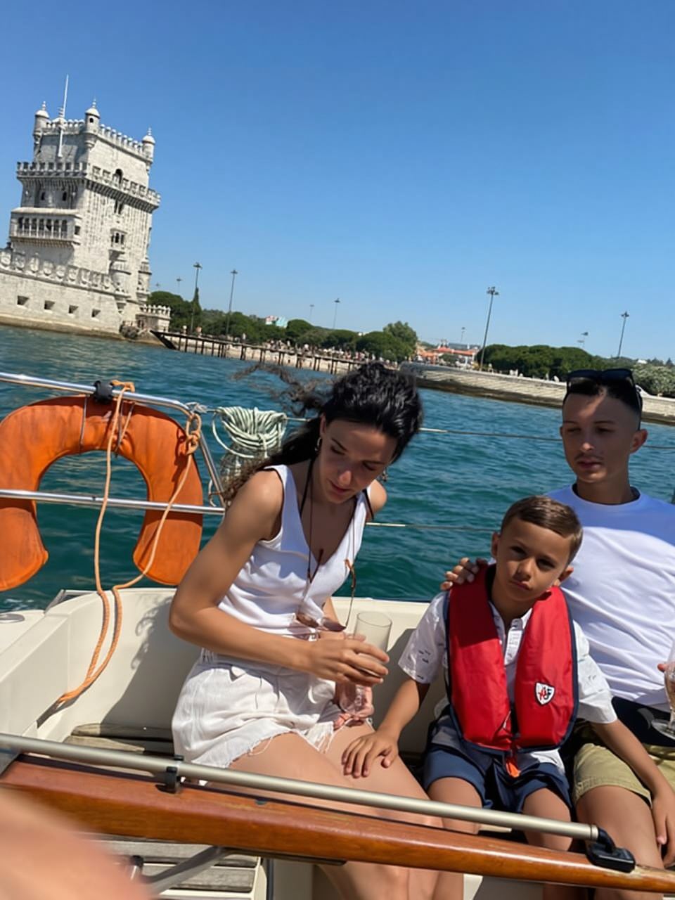 ลิสบอน: ทัวร์ชมพระอาทิตย์ตกและทัวร์รายวันโดยเรือ พร้อมเครื่องดื่มและดนตรี