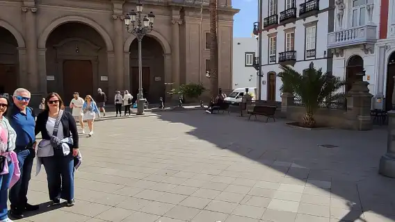 City Treasures Unveiled: 3.5-Hour Las Palmas Cab & Walking