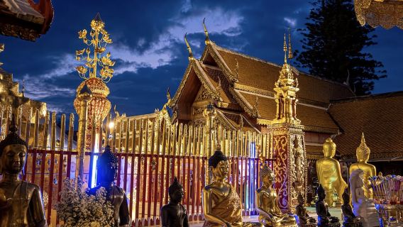 Visita nocturna al templo Doi Suthep en Chiang Mai, Tailandia