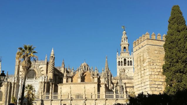 เซบีญา: ทัวร์นำเที่ยวมหาวิหารและพระราชวังอัลคาซาร์ พร้อมล่องเรือสำราญ