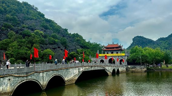 Mua Cave Trang An Hoa Lu With Small Group Of 9 By Limousine