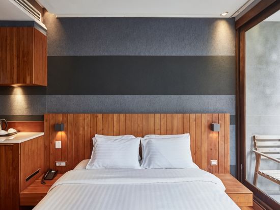 LUXX Langsuan Hotel Room Type - Studio King Bed