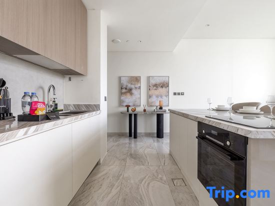 Modern 1BR Apartment with Burj Khalifa View