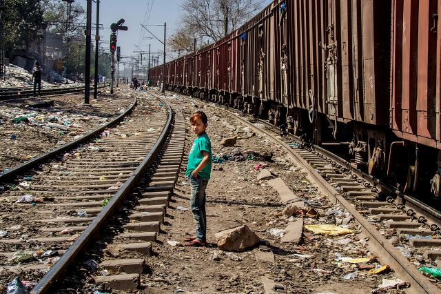 Tur Jalan Kaki di Daerah Kumuh New Delhi