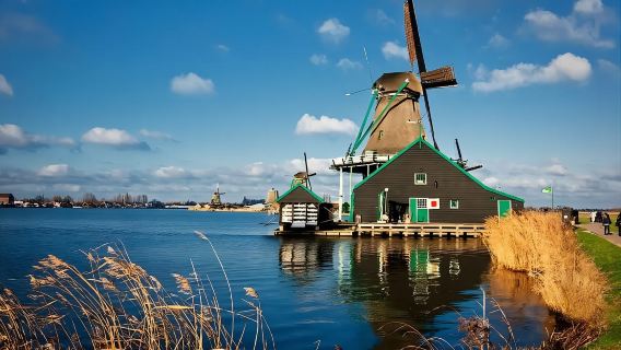 オランダ・ザーンセ・スカンス風車村半日ツアー【少人数グループ+アムステルダム往復】