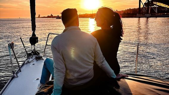 Tour in barca al tramonto a Lisbona con vino