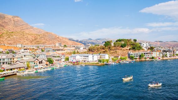 Eine eintägige Chartertour zum Dali Erhai See, den drei Pagoden des Chongsheng Tempels, Xizhou und der Altstadt von Dali, einschließlich der Altstadt von Shaxi und des Jizu-Berges.