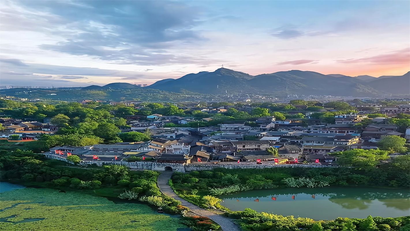 Guiyang 1-Day Tour: Jia Xiu Pavilion + Qingyan Ancient Town (8-Hour Guide Service in Chinese, English, and Russian) EA