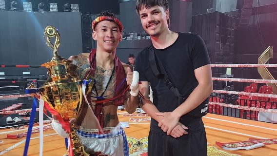 Schau dir Kun Khmer Kickboxing mit Mr. Sop an, inklusive 4 Gratis-Bieren!