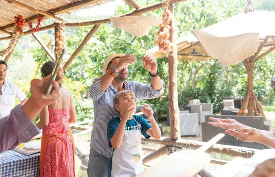 當地農場披薩學校，提供葡萄酒和檸檬酒品嚐。