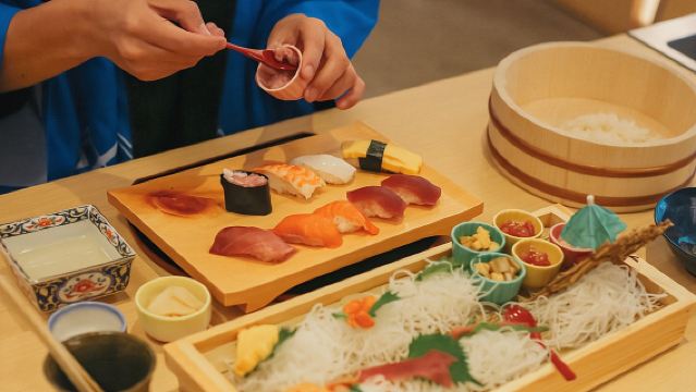 Clase popular de preparación de sushi cerca de la Torre de Tokio