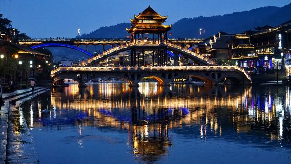 Partenza del treno ad alta velocità da Zhangjiajie: tour di un giorno nella città antica di Fenghuang (gruppo in inglese)