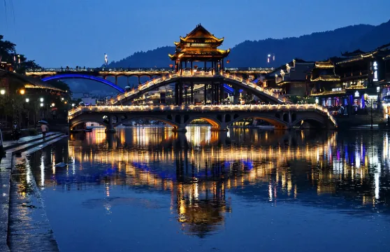 張家界動車出發 鳳凰古城 英文拼團一日遊