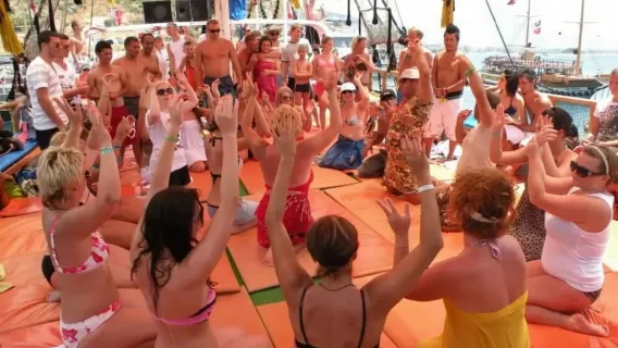 Gita in barca ad Alanya con nuoto e vista panoramica sul castello