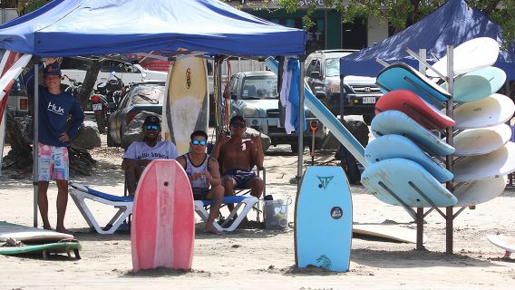 Clase privada de surf con profesionales locales en Playa Tamarindo