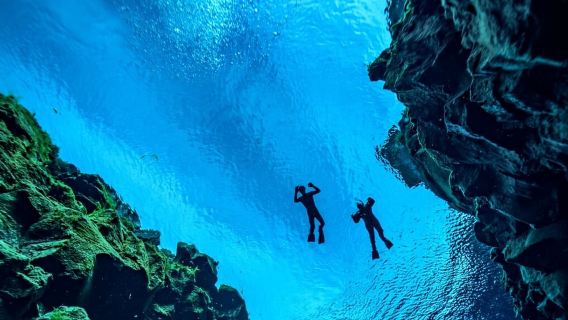 アイスランド・レイキャビクのシルフラ亀裂で1時間ダイビング&ダイビング体験【プロインストラクター/ドライダイビング+シュノーケリング用具提供/GoPro水中写真無料】